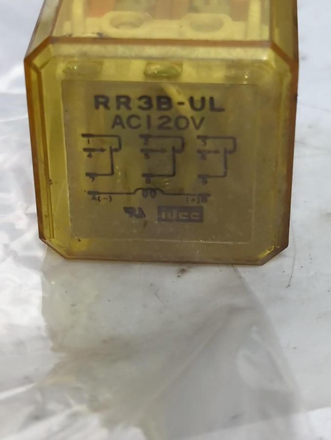 Used IDEC,RR3B-UL,RELAY 10 AMP LOT OF 4 PRE-OWNED