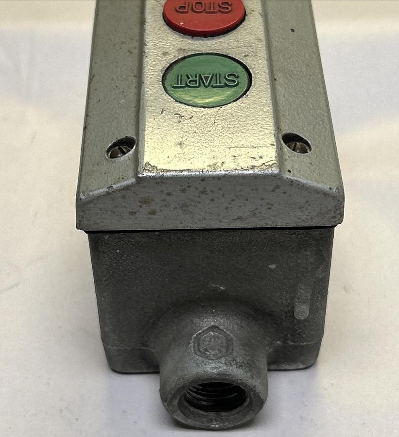 Used ALLEN BRADLEY,800,START / STOP PUSHBUTTON ENCLOSURE