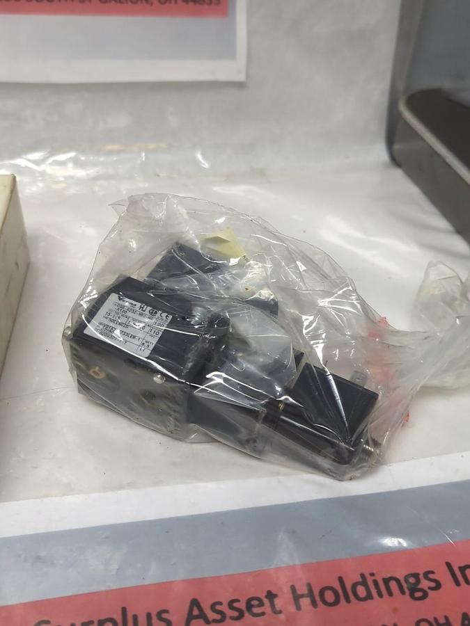 VERSA,CGS-4232-NB2-HC-A120,FOUR-WAY SOLENOID VALVE NOS