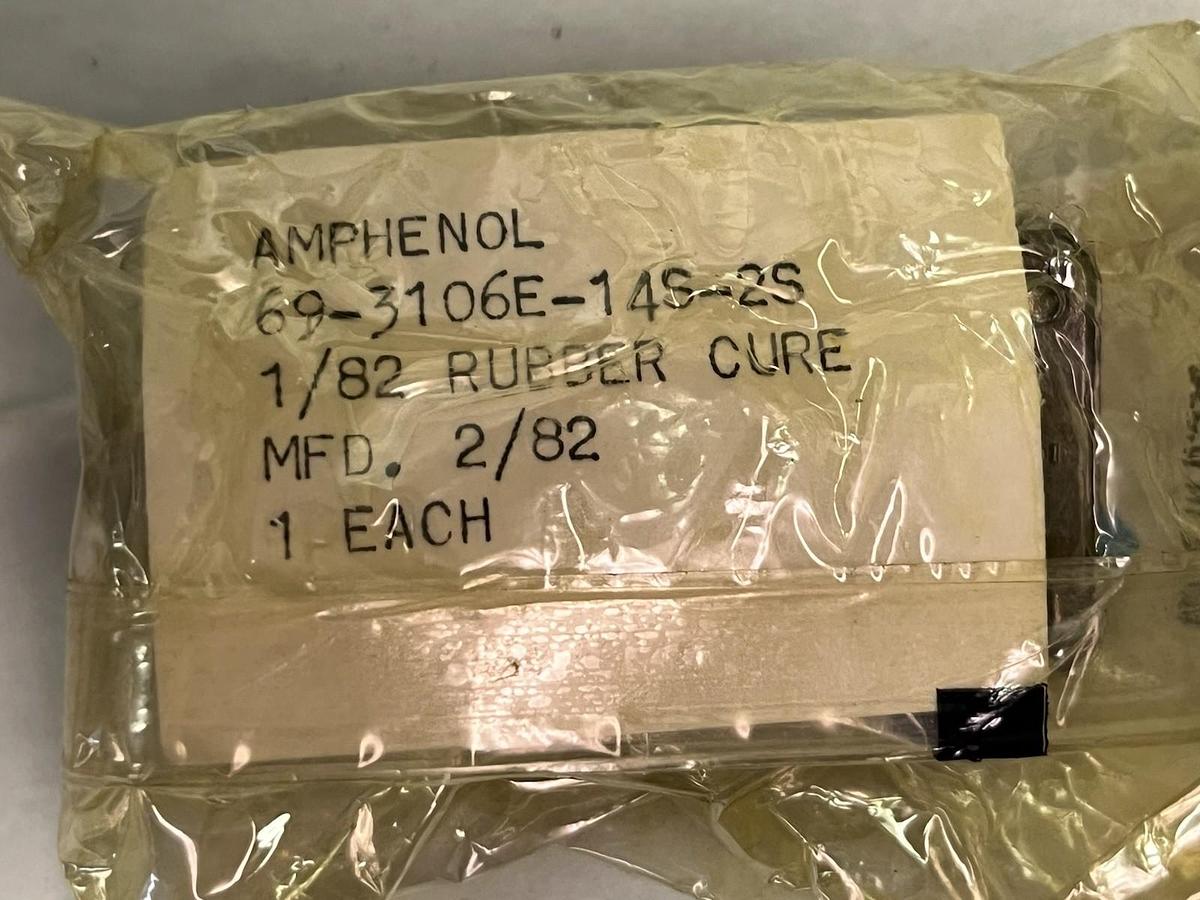 Amphenol,69-3106E-14S-2S,PLC PLUG LOT OF 2