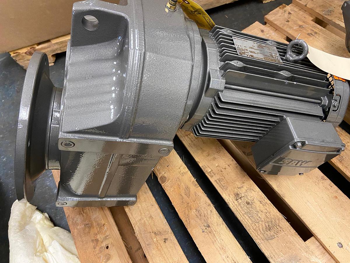 SEW Eurodrive,FAF77DRE100LC4,Gearmotor 5Hp Ratio 33.74 Torq 6018 In-Lbs 52RPM