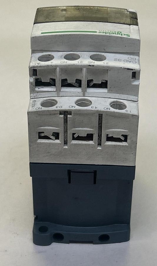 Used SCHNEIDER ELECTRIC,CAD23BD,CONTACTOR