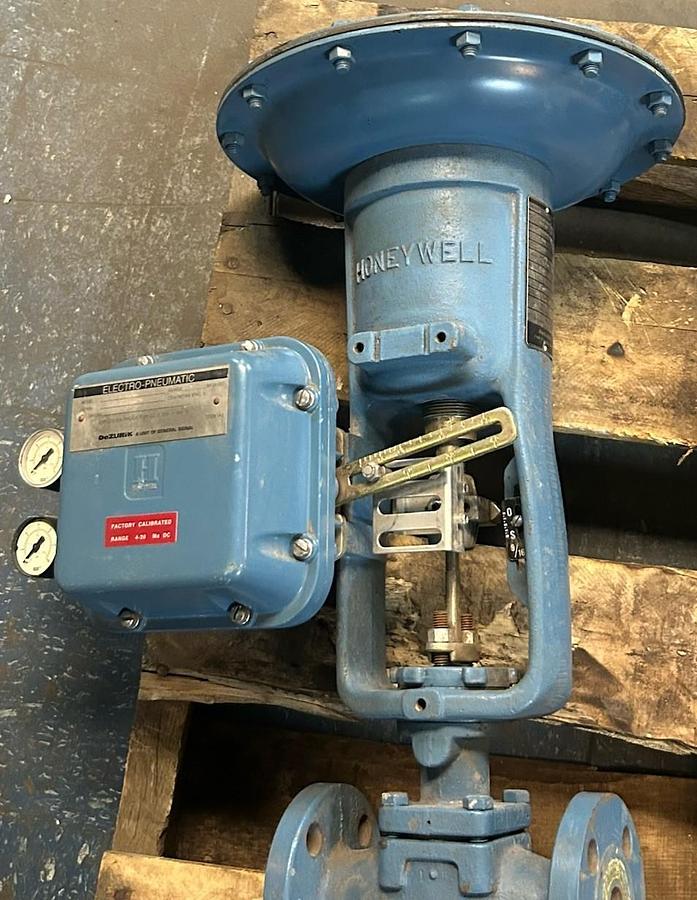 Used DEZURIK,851403-1D20-2J6-19-PDEL-AAA,ELECTRO-PNEUMATIC ACTUATOR VALVE 1"