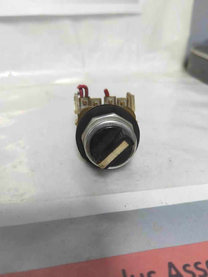 Used ALLEN BRADLEY,800T-H2,SERIES N SELECTOR SWITCH PRE-OWNED