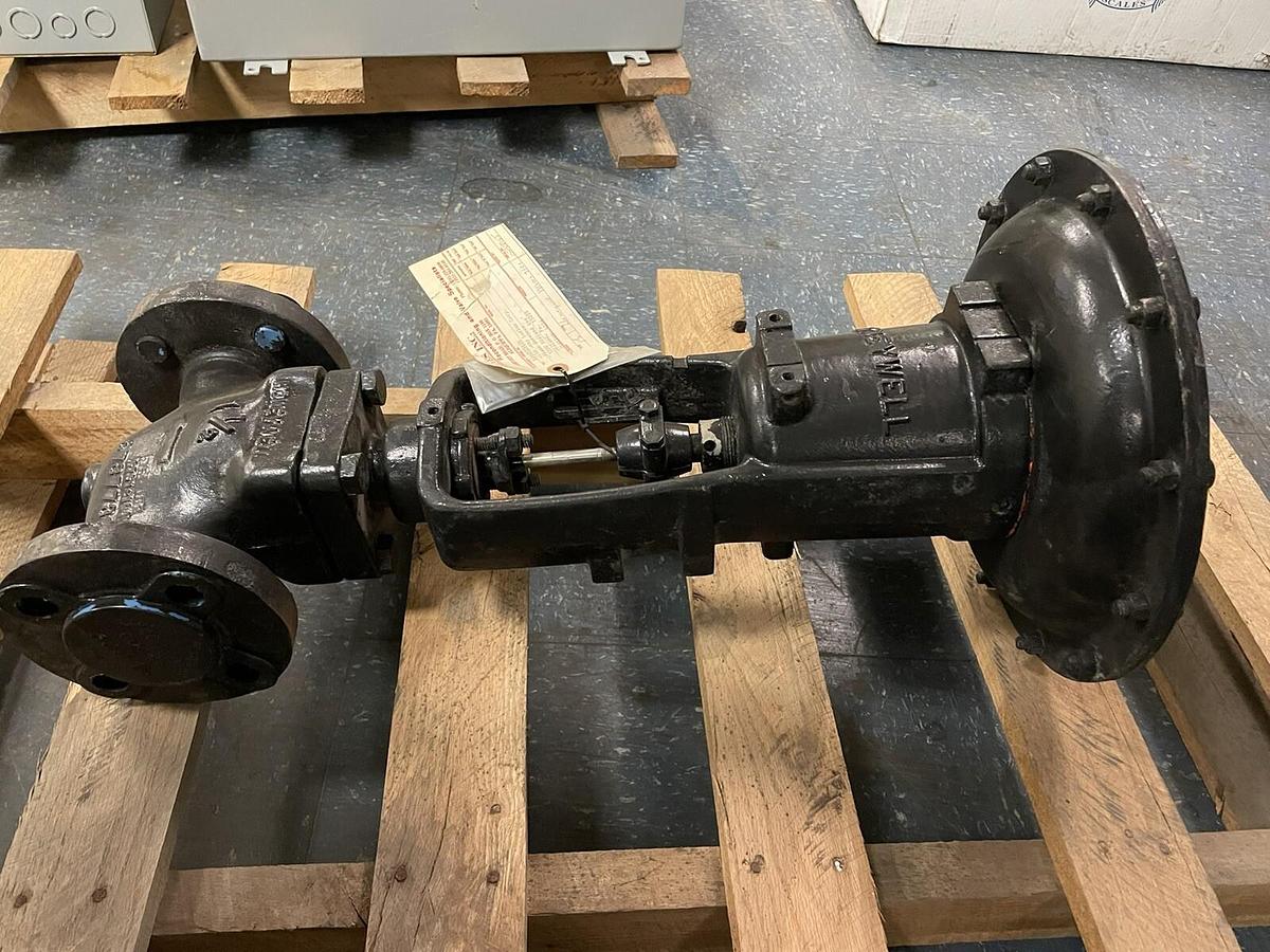 Used HONEYWELL,6751-1G4,1-1/2 INCH PNEUMATIC AIR OPERATED DIAPHRAGM VALVE