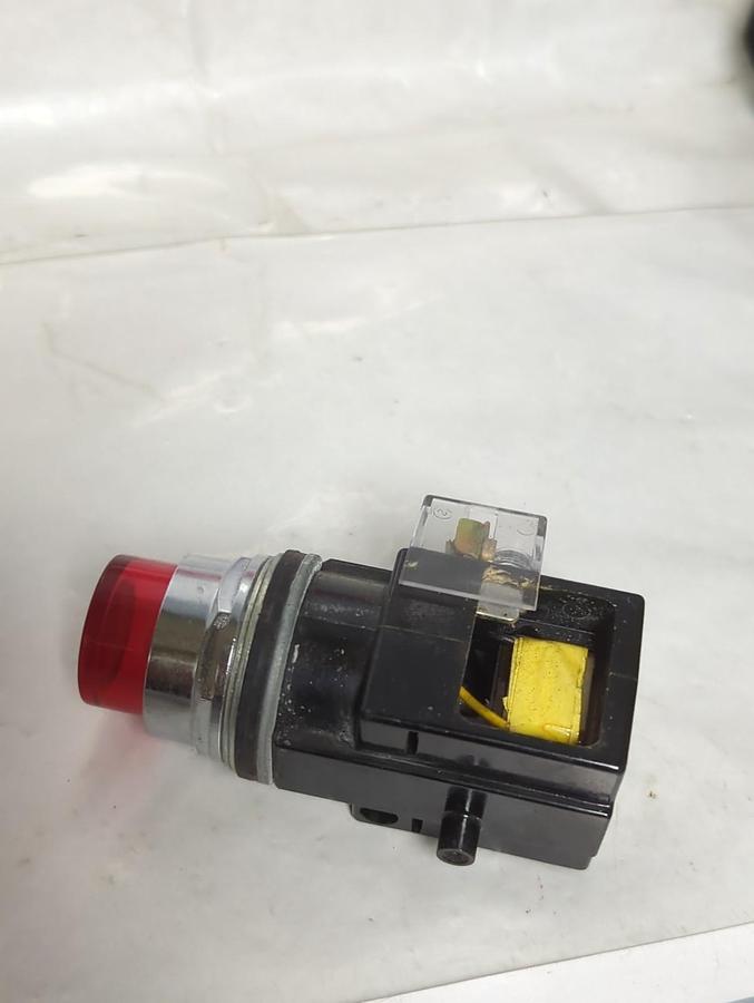 Used FURNAS,52PA4G2,OIL TIGHT RED PILOT LIGHT 120VAC PRE-OWNED