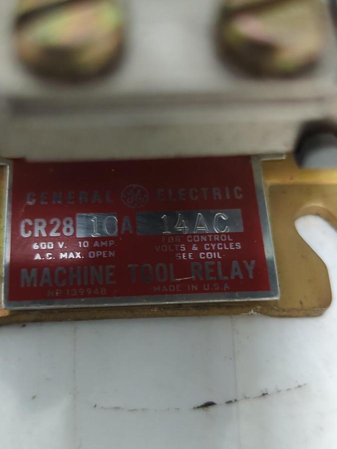 G.E.,CR28,MACHINE TOOL RELAY 10A/14AC 110-92V/60-50CY NOS
