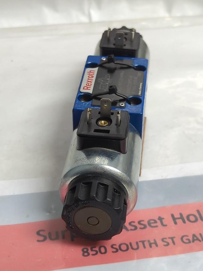 REXROTH,R900567512,DIRECTIONAL CONTROL VALVE 4WE 6 D62/OFEG24N9K4 NOS