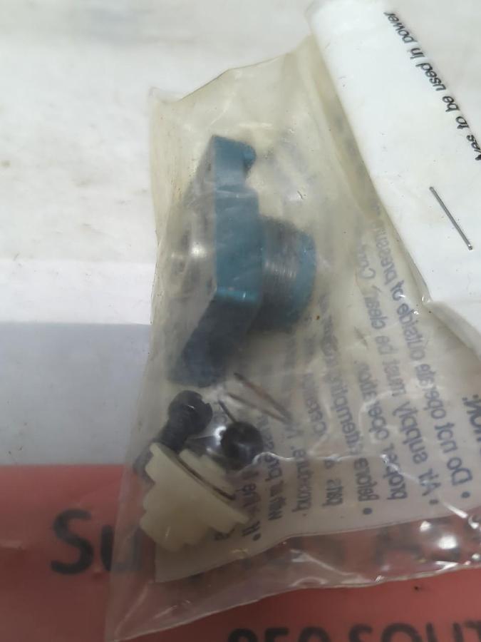 MAC VALVES,1100A-037,MANUAL OPERATED PNEUMATIC 3-WAY POPPET VALVE PUSHBUTTON NOS