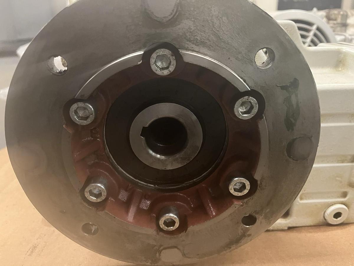 Used SIEMENS,KAF48,GEARMOTOR 16.79 RATIO 84.6RPM 3PH 1.25" DIA