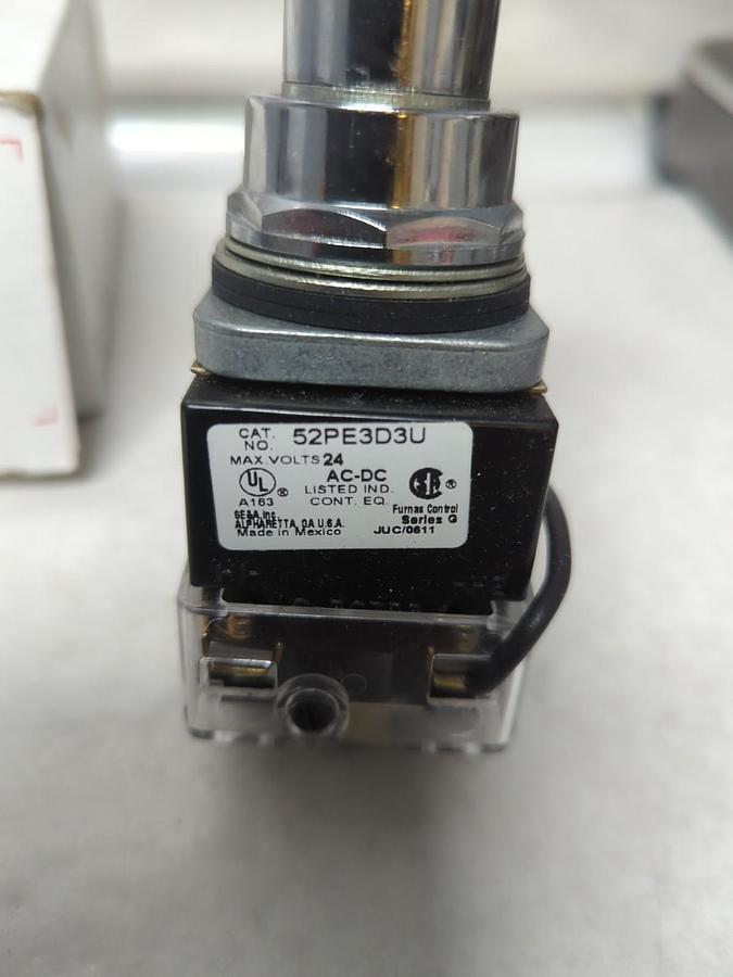 SIEMENS,52PE3D3U,ILLUMINATED PUSH-PULL TRANSFOEMER TYPE GREEN 24-28 V AC-DC NOS