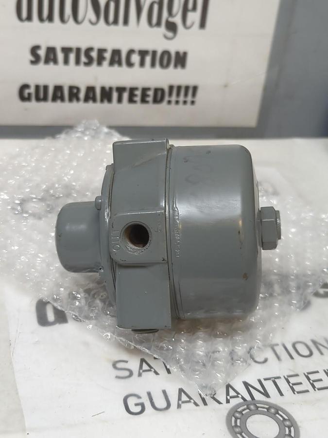 FOXBORO,B1102M,FIXED PRESSURE REGULATOR INPUT 150 PSI MAX OUTPUT 20 PSI NOS