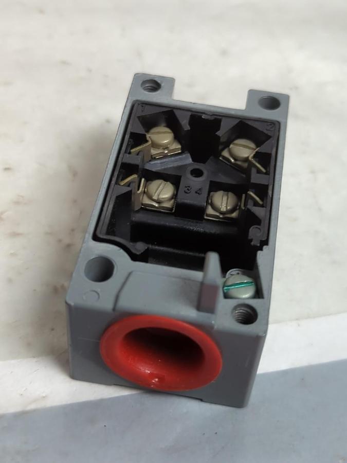 CUTLER HAMMER,E50RA,LIMIT SWITCH RECEPTACLE SERIES A1 NOS