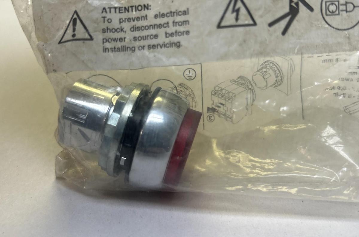 Used ALLEN BRADLEY,800FM-LE4,RED PUSH BUTTON NOS