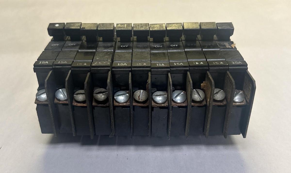 Used CUTLER HAMMER,XO115,CIRCUIT BREAKER 15A 120V 1P LOT OF 11