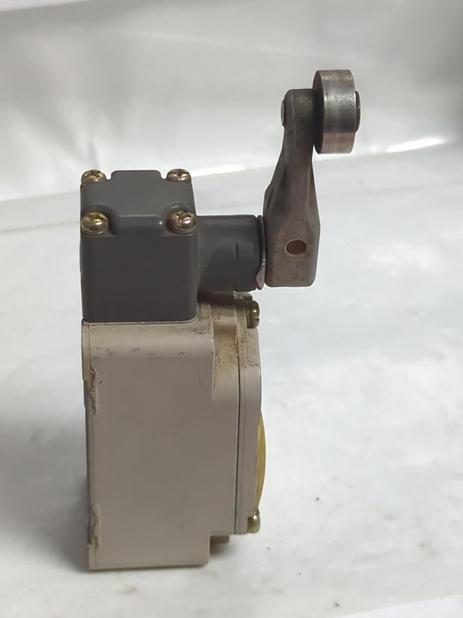 Used OMRON,WLH2-LD,LIMIT SWITCH 10A 115VAC 0.9A 115VDC PRE-OWNED