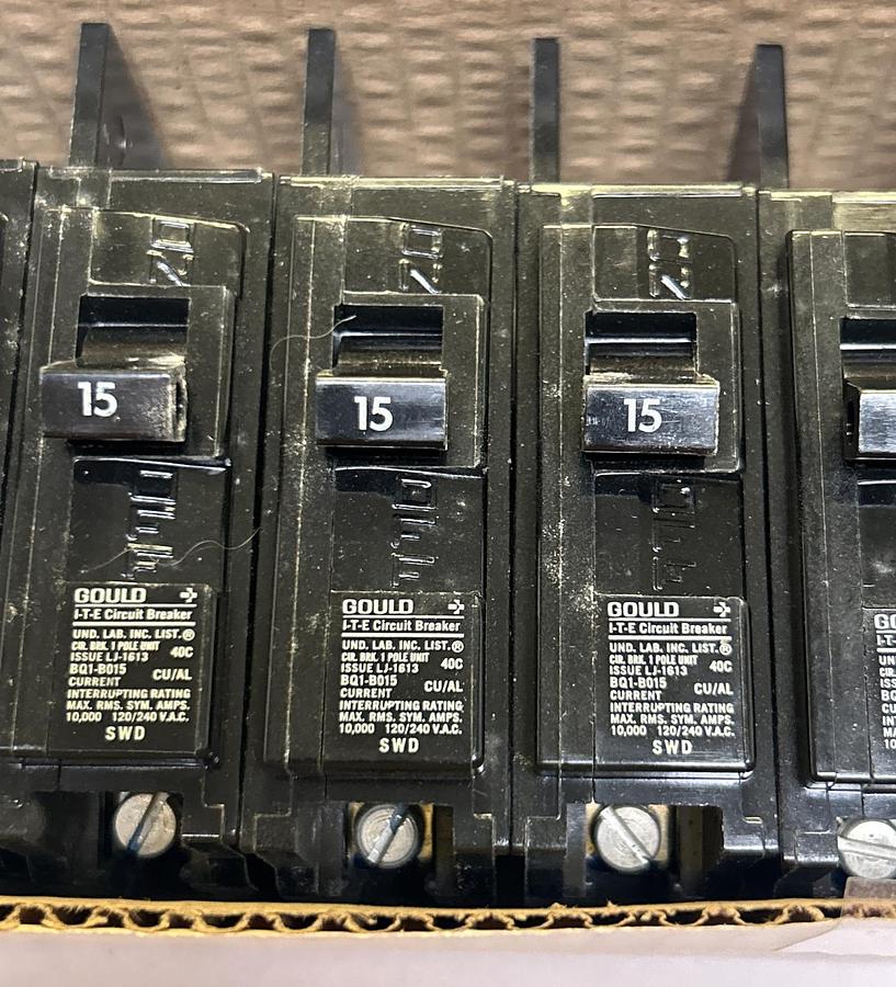 GOULD ITE,BQ1-B015,CIRCUIT BREAKER 15A 120/240V 1P LOT OF 11 NOS