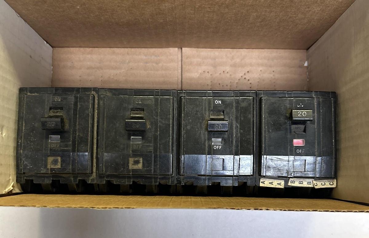 Used SQUARE D,Q0320,CIRCUIT BREAKER 20A 240V 3P LOT OF 4