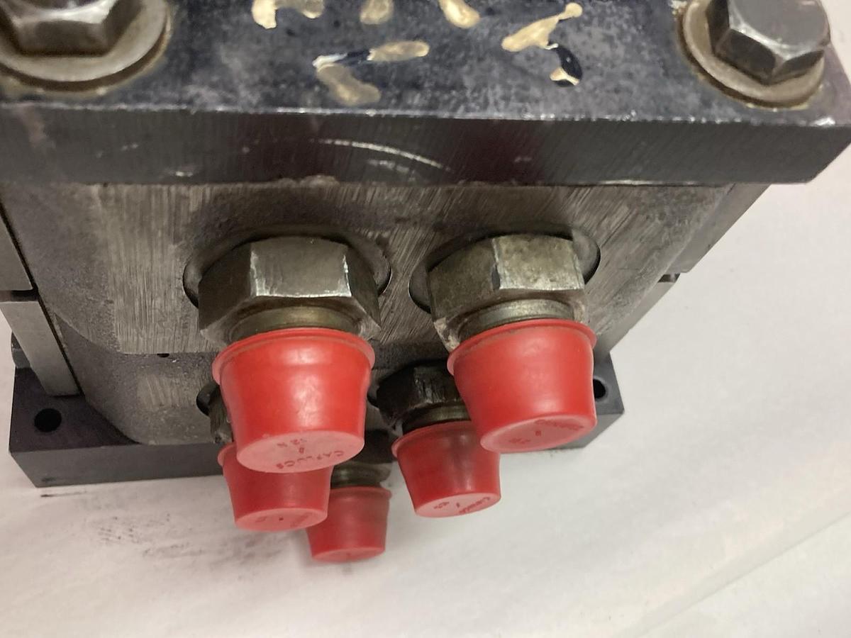 Used Moog,60B101H,Servo Valve w/ Valve Block