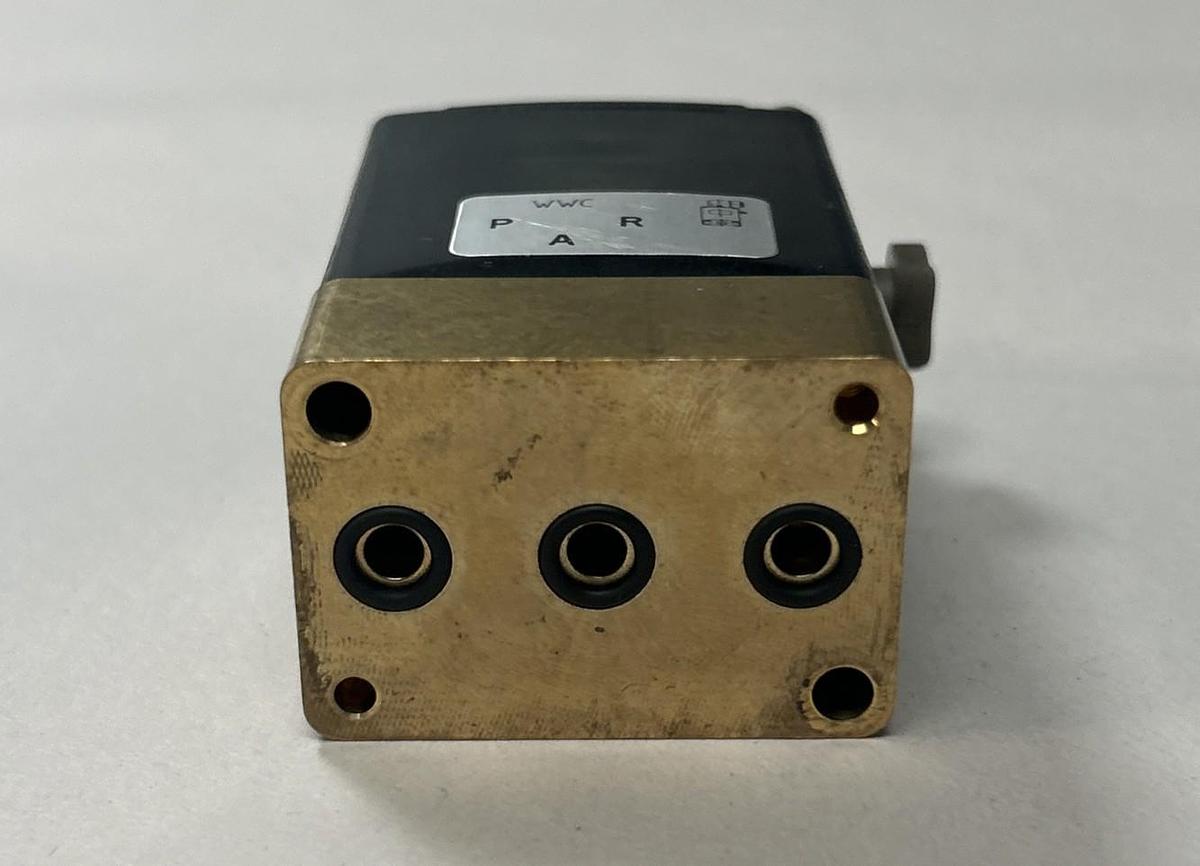 Used BURKERT,450305K,SOLENOID VALVE 120V 140PSI
