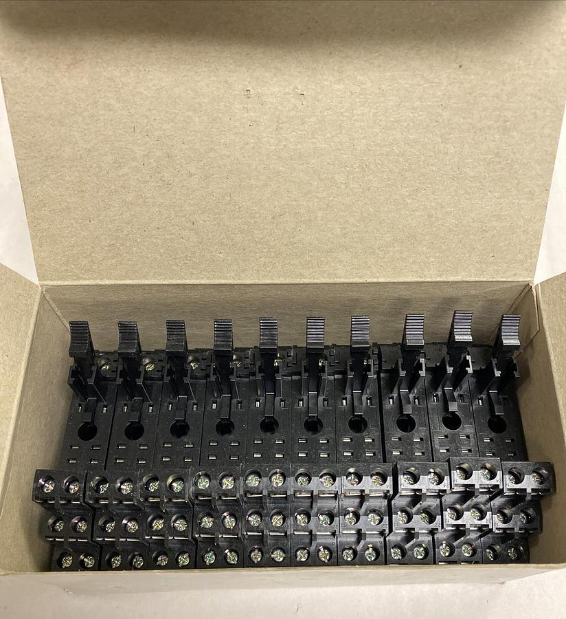 Used Cutler Hammer,D4PA2,2-Pole Socket BOX OF 10 NEW