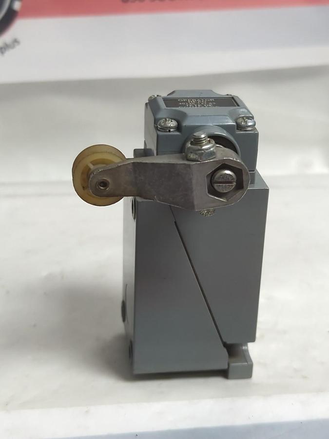 Used ALLEN BRADLEY,802T-AP,SERIES J OILTIGHT LIMIT SWITCH PRE-OWNED