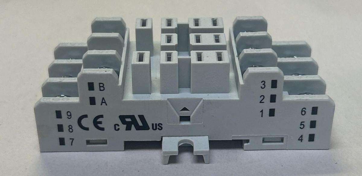 Used ALLEN BRADLEY,700-HN154,RELAY SOCKET 15A 300V