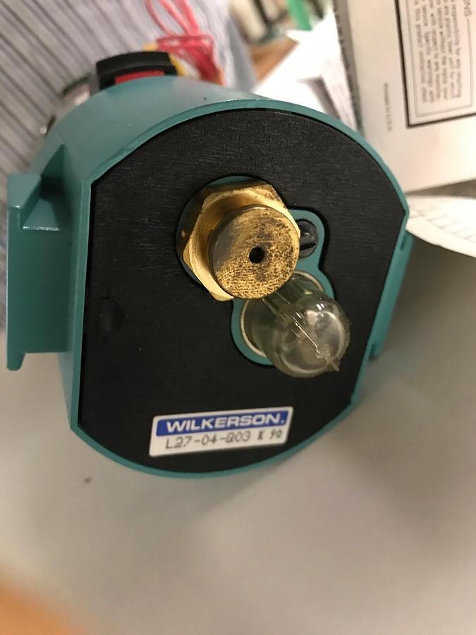 Wilkerson,L27-04-Q03 1/2 IN,Lubricator has a GEMS Series LS-1700 Level Switch