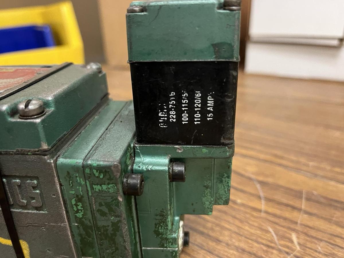 Used NUMATICS,33DSP8-001B30,PNEUMATIC SOLENOID VALVE 120V 33DSP8000-11B30