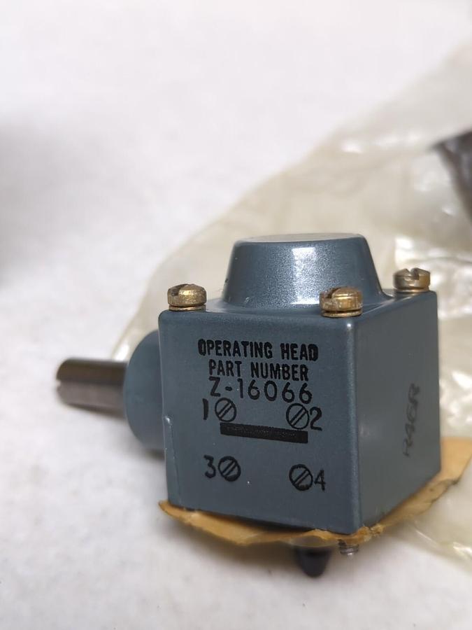 ALLEN-BRADLEY,Z-16066,OPERATING HEAD FOR OILTIGHT LIMIT SWITCH BUL 802T NOS