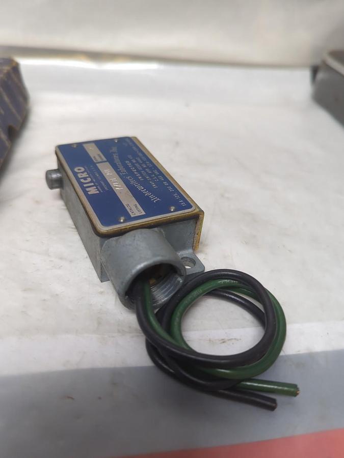 HONEYWELL,YZLN-RH,LIMIT SWITCH 15A/125-250VAC 1/2A/125VDC 1/4A-250VDC NOS