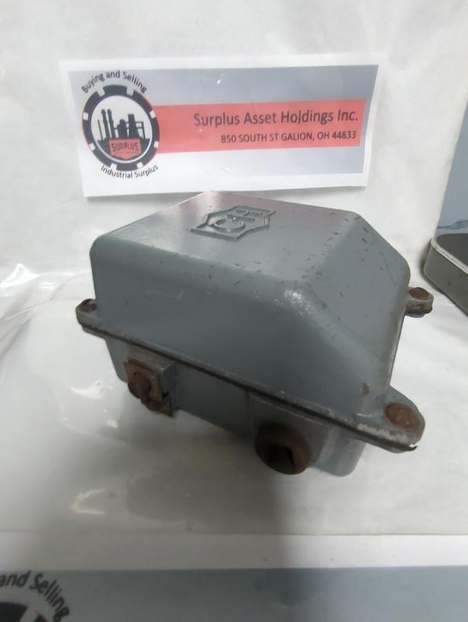 Used EATON CUTLER HAMMER,14977H12B,LIMIT SWITCH 600V MAX PRE-OWNED