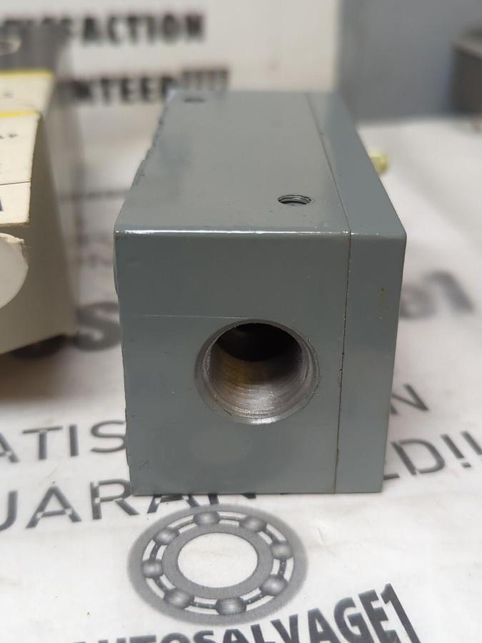 ALLEN BRADLEY,802XR-AF7,SERIES A SEALED CONTACT LIMIT SWITCH NOS