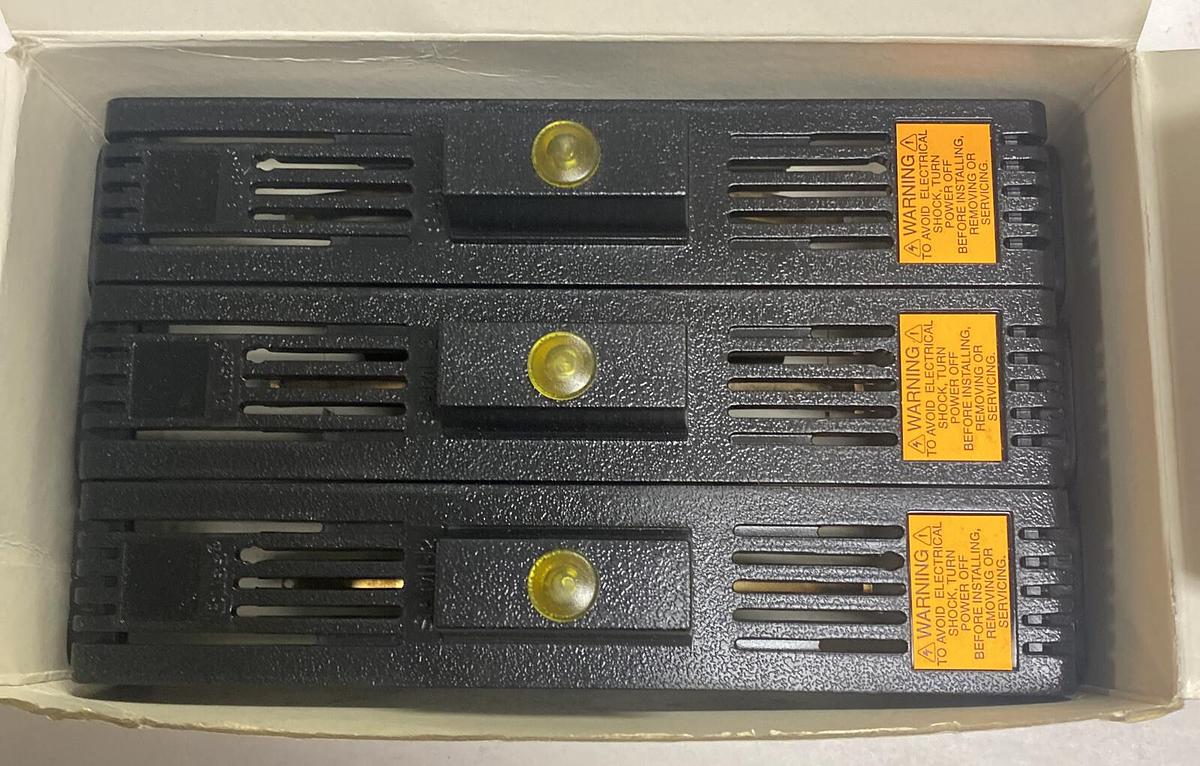 Used BUSSMANN,SAMI-2I,INDICATING FUSE COVERS 600V (3-PCS) NEW IN BOX LOT OF 2