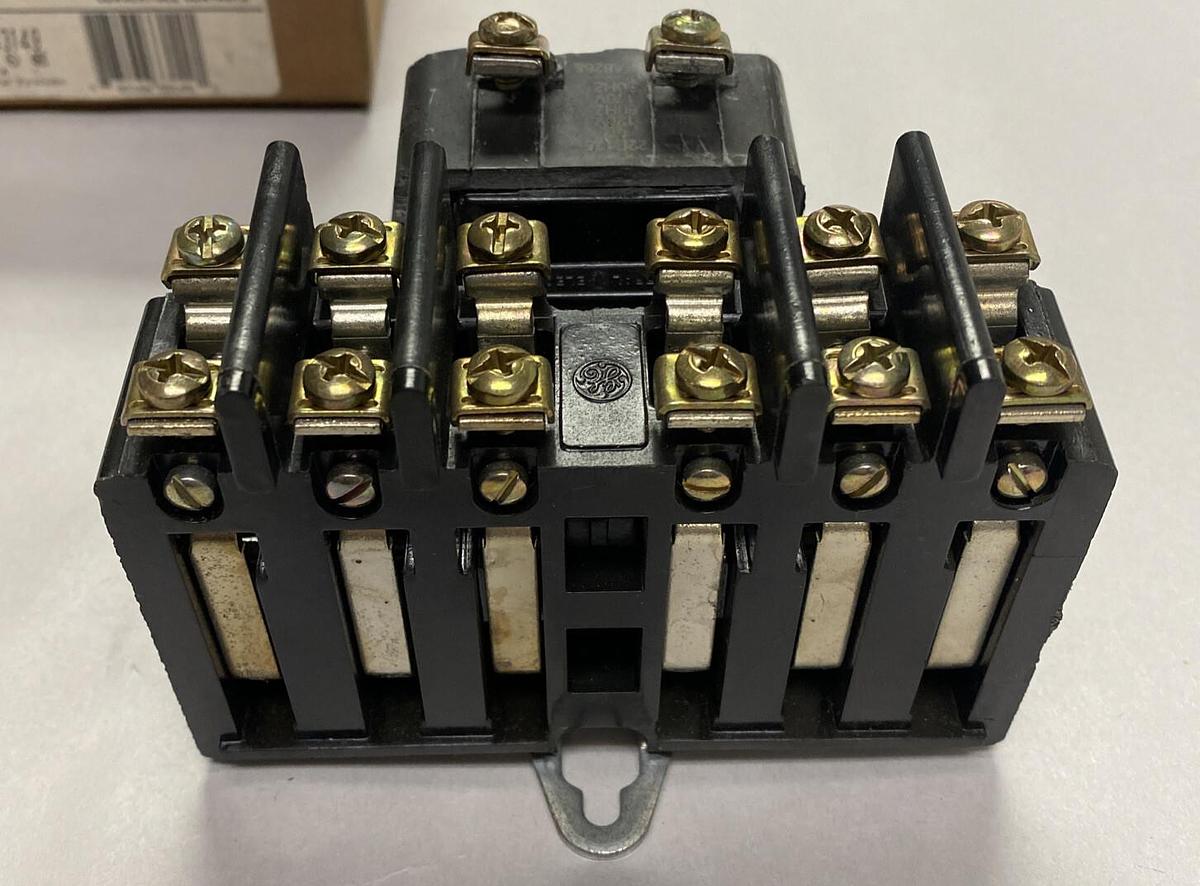 Used GENERAL ELECTRIC,CR2810A14DE2,MACHINE TOOL RELAY 10A 600V NEW