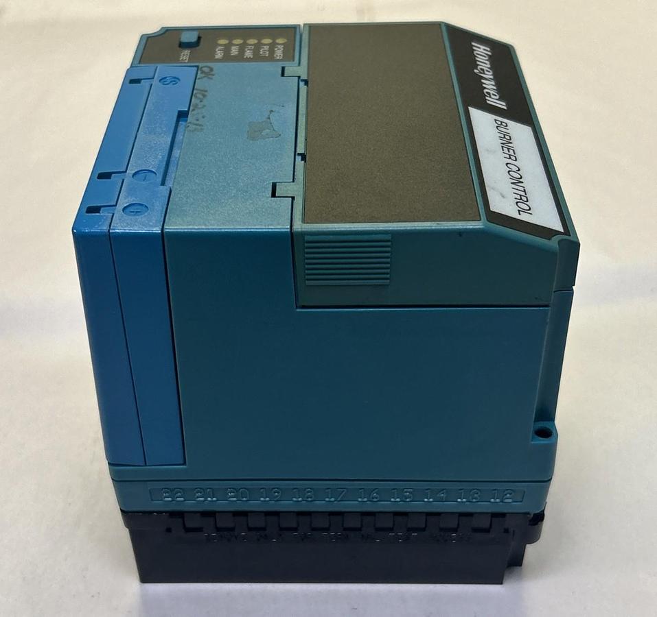 Used HONEYWELL,RM7890A1015,ULTRAVIOLET FLAME AMPLIFIER BURNER CONTROL UNIT