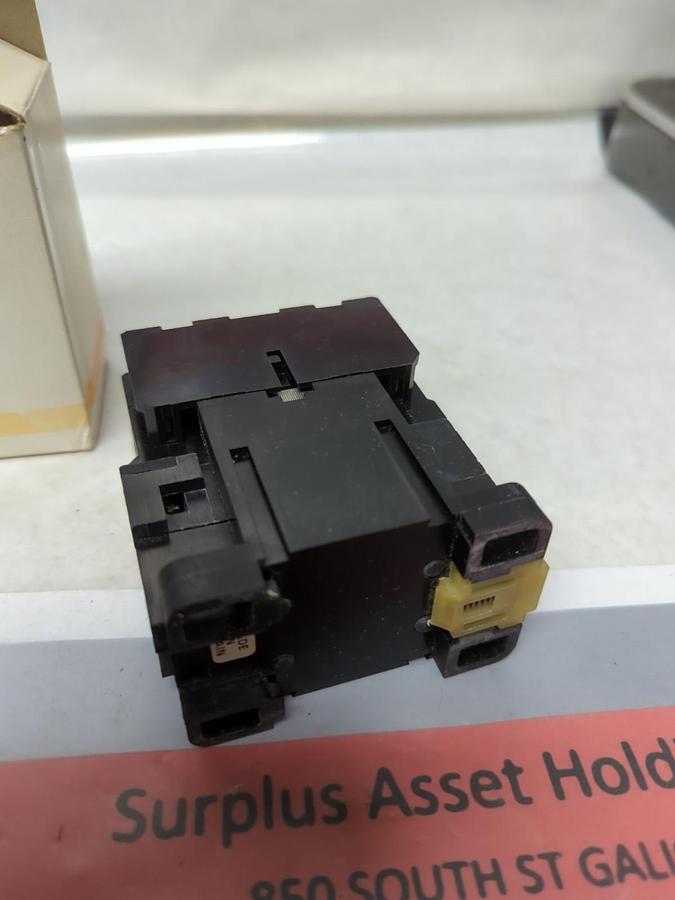 AGUT,RL4a 22,CONTACTOR 120V 60HZ NOS