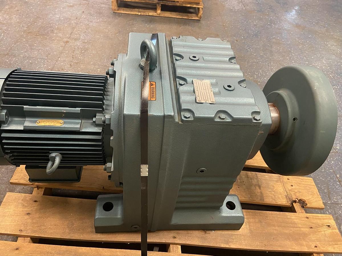 Used Sew Eurodrive,R137DV132M6,GearMotor Ratio 103.20 1170/11RPM Motor 5Hp 230/460V