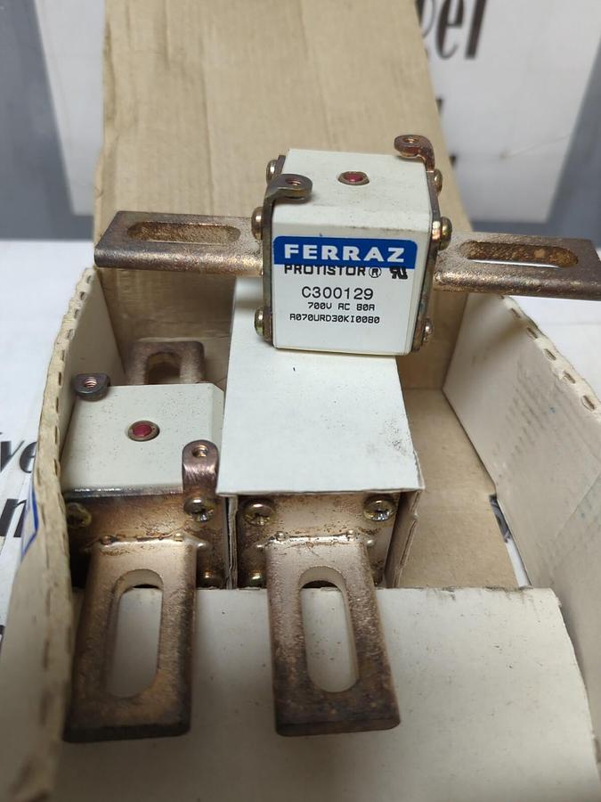 FERRAZ SHAWMUT,C300129,PROTISTOR FUSE W/ INDICATOR 700V/200A BOX OF 3 NOS