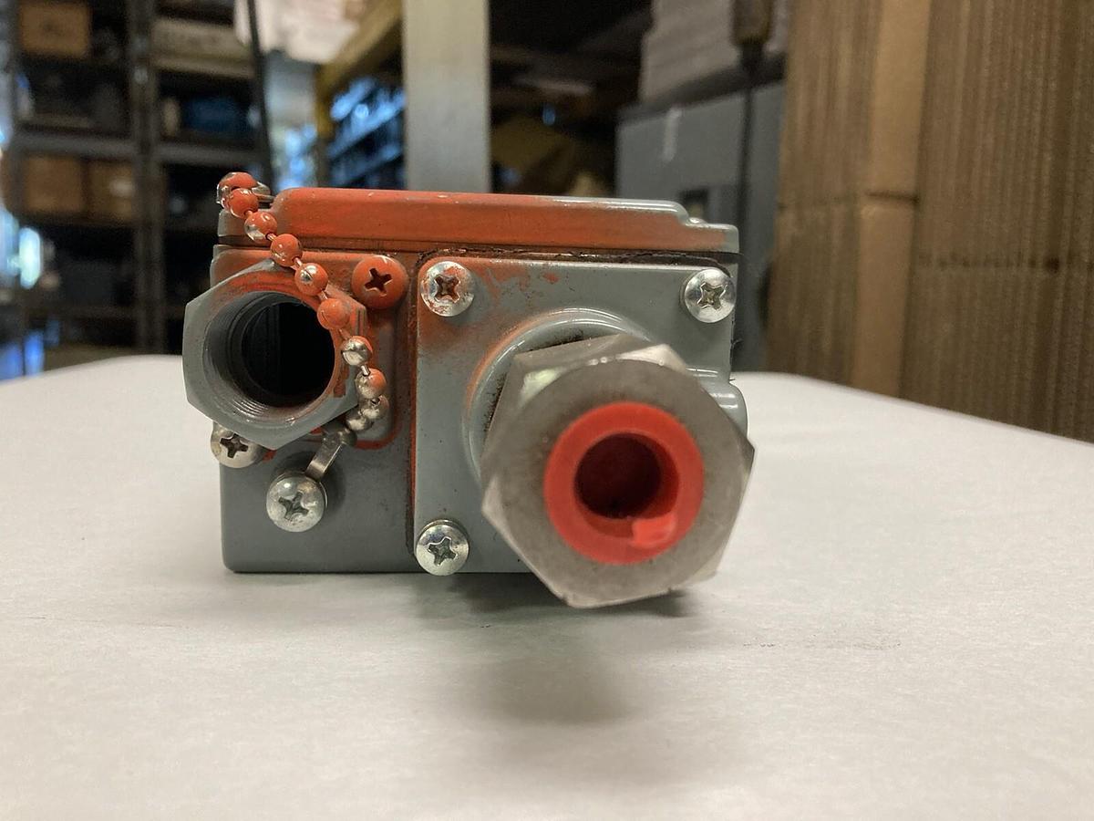 Square D,9012 GMW-1,Ser C Pressure Switch NOS
