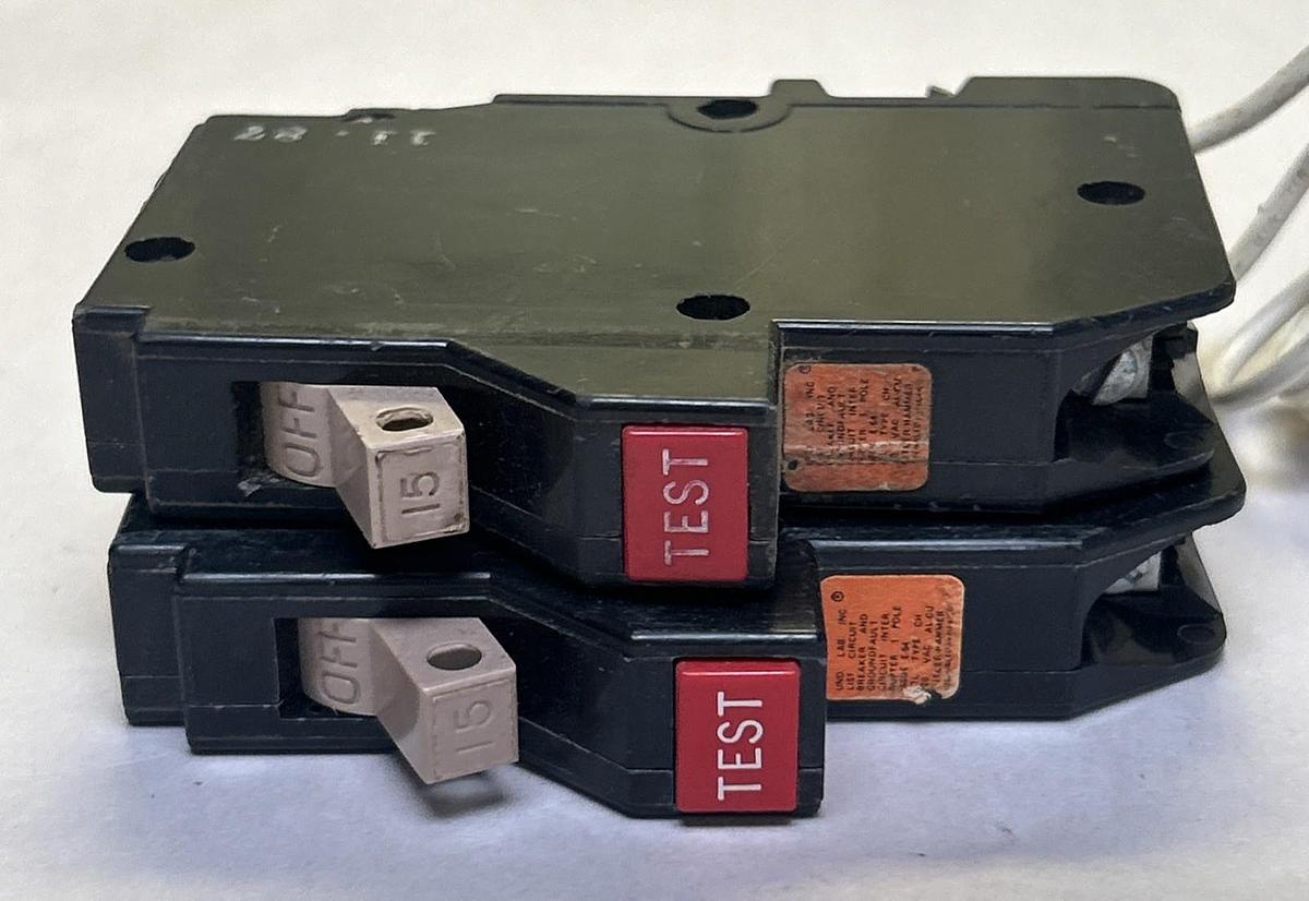 Used CUTLER-HAMMER,CH115GF,CIRCUIT BREAKER 15A 120V 1P LOT OF 2