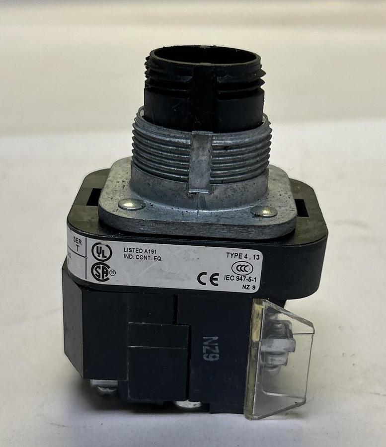 Used ALLEN BRADLEY,800T-PT16,PUSH BUTTON CORE ONLY