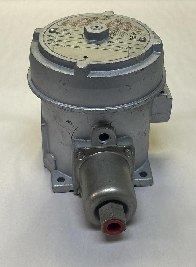 Used UNITED ELECTRIC,H122-164,PRESSURE SWITCH 15A 480V