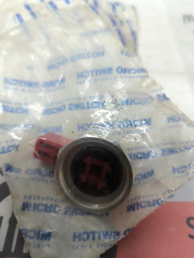 MICRO SWITCH,PTSZ73,WINGLEVER-SELECTOR RED LOT OF 2 NOS