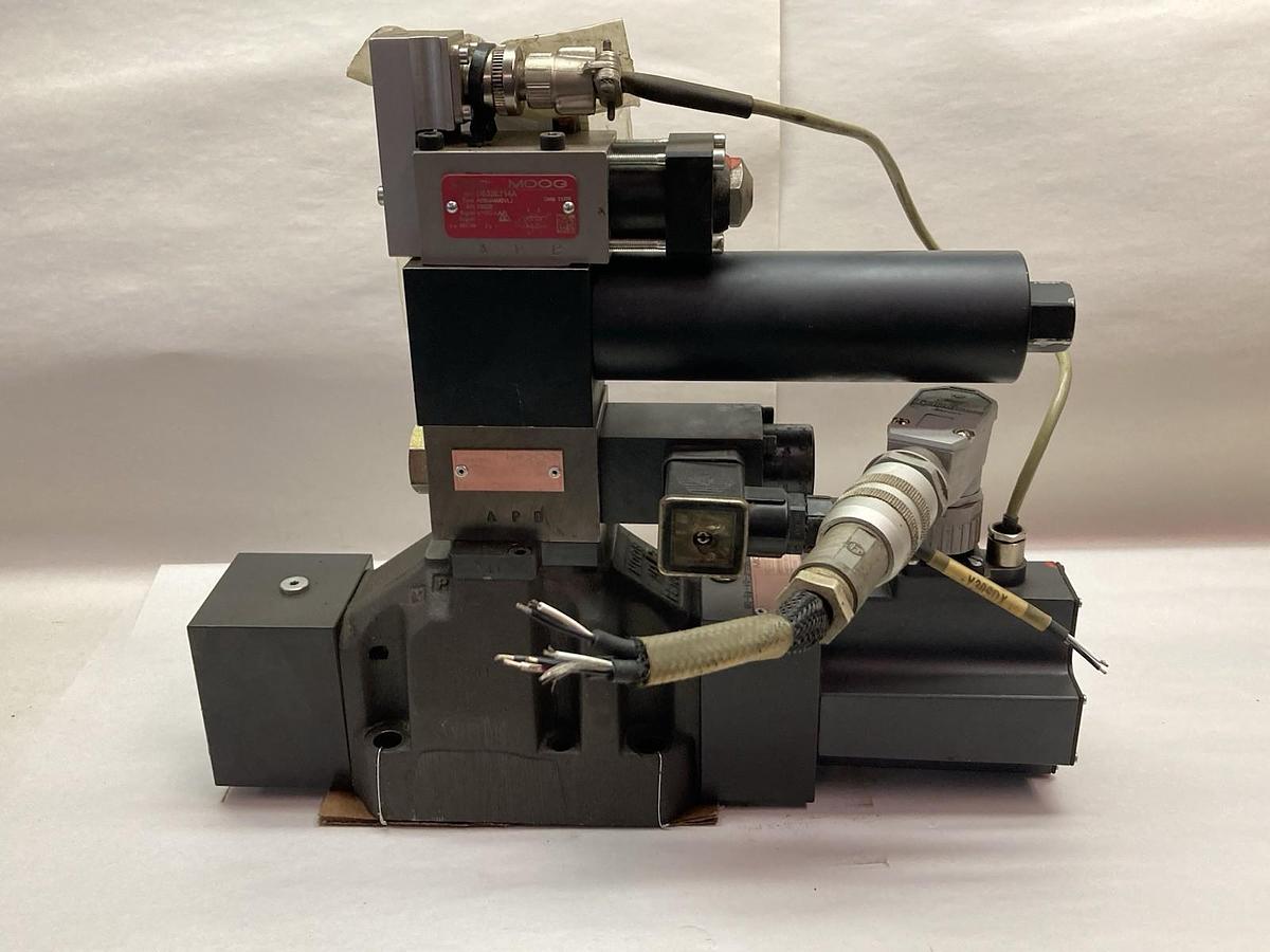 Used Moog,XWB11207-000-21,Hydraulic Valve w/ D633E714A Valve