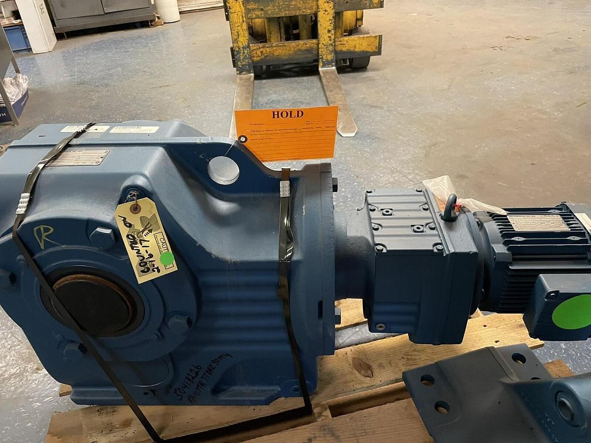 SEW EURODRIVE,KA107-TR77-DRE90M4, GEARMOTOR RATIO 696 1.5 HP 2.5/1740 RPM