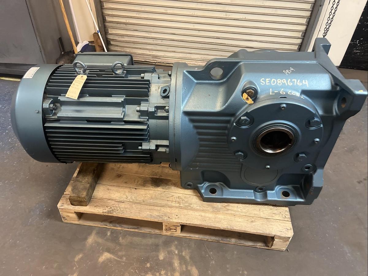 Used SEW EURODRIVE,KA157TDV280S4,GEARMOTOR RATIO 27.62 100HP 1780RPM