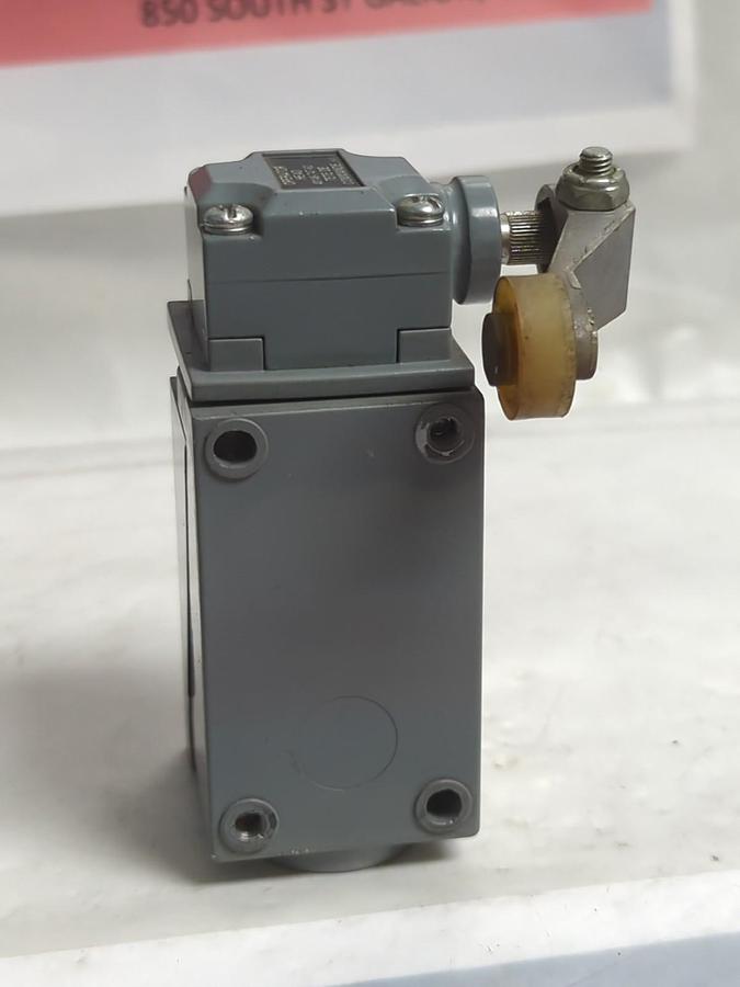 Used ALLEN BRADLEY,802T-AP,SERIES J OILTIGHT LIMIT SWITCH PRE-OWNED
