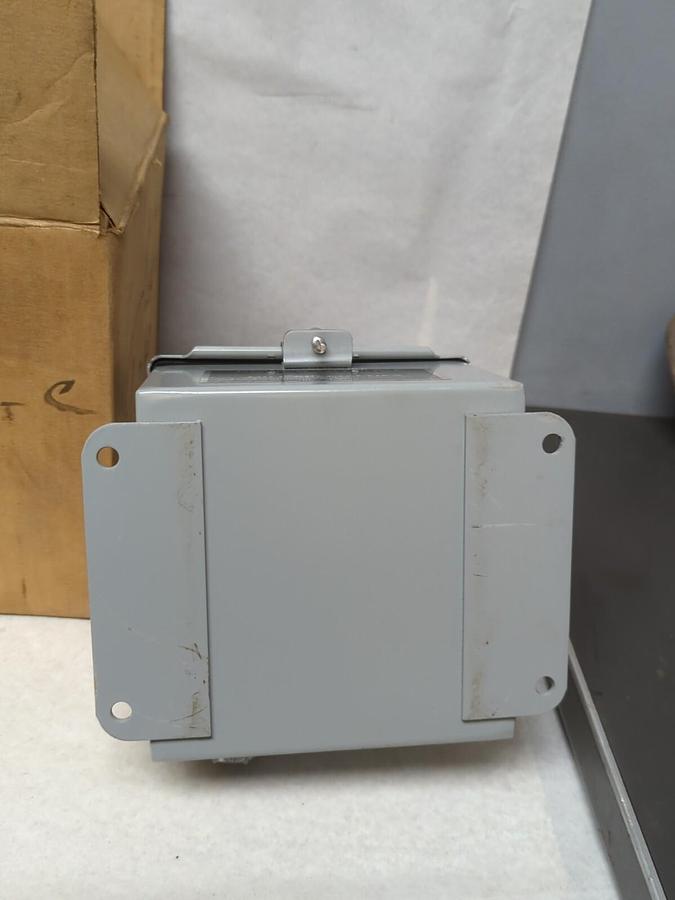 MILL SPECIALTIES/TOMAR,MODEL 3000,POWER STROBE LIGHT 250 VDC NOS