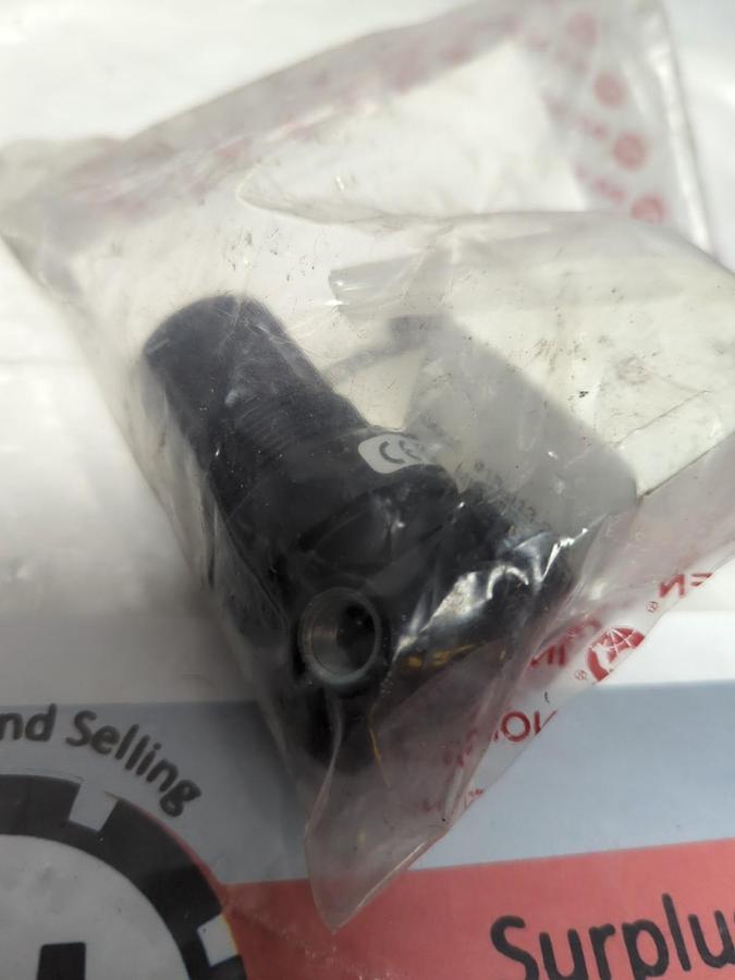 NORGREN,R07-200-RGKA,MINIATURE RELIEVING REGULATOR WITH GAUGE 1/4 INCH NPT NOS